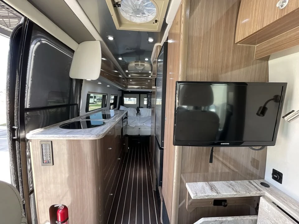 2018 Airstream - Image 5 of 10