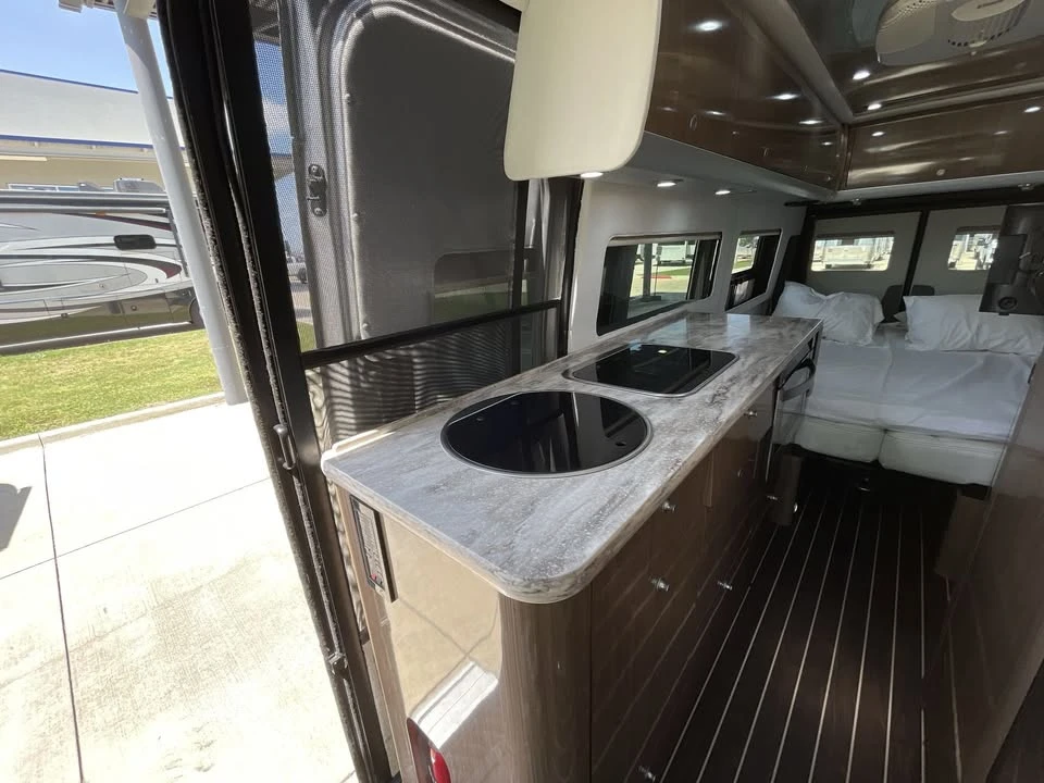 2018 Airstream - Image 6 of 10