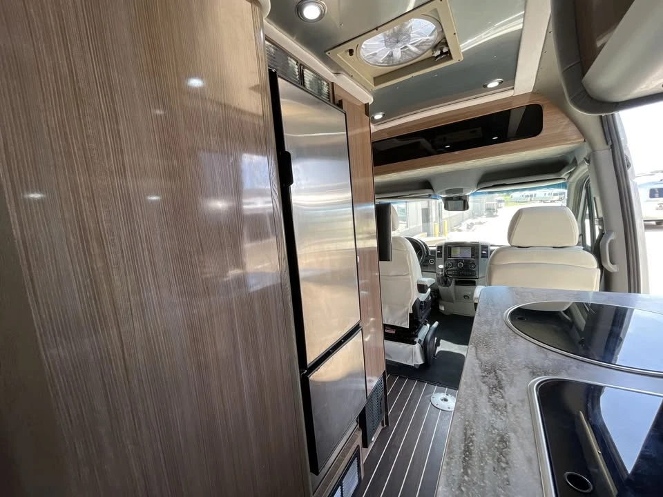 2018 Airstream - Image 7 of 10
