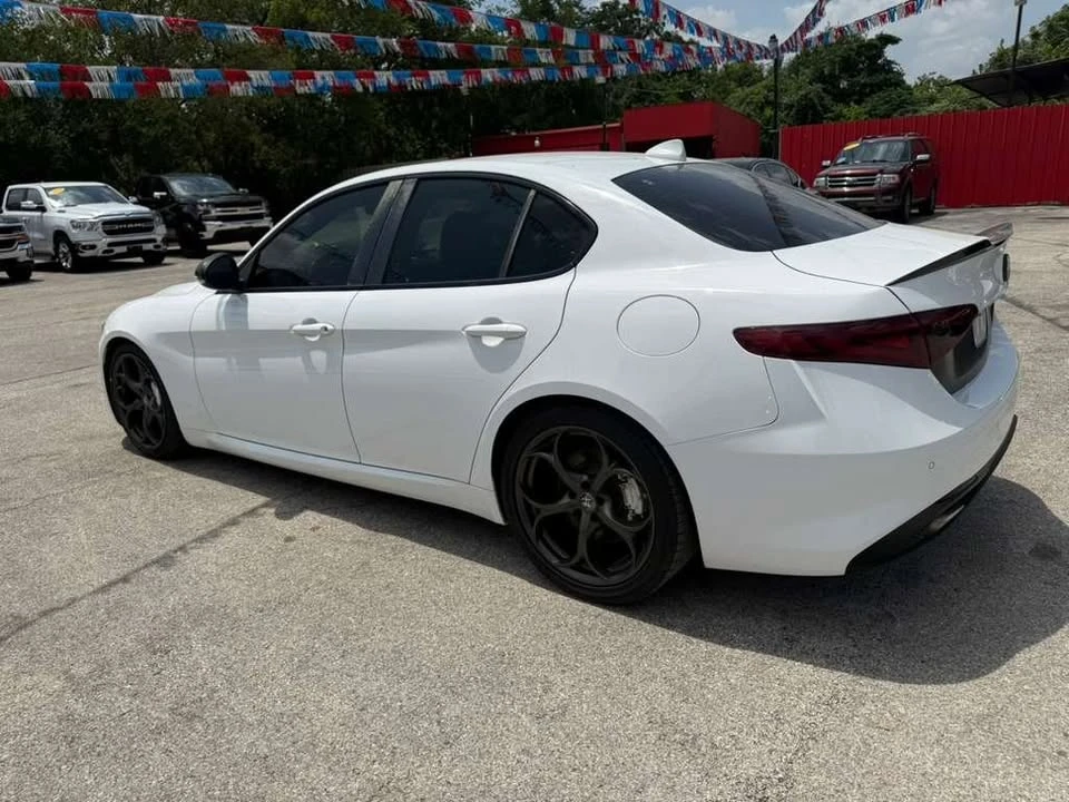 2018 Alfa Romeo Giulia - Image 5 of 11