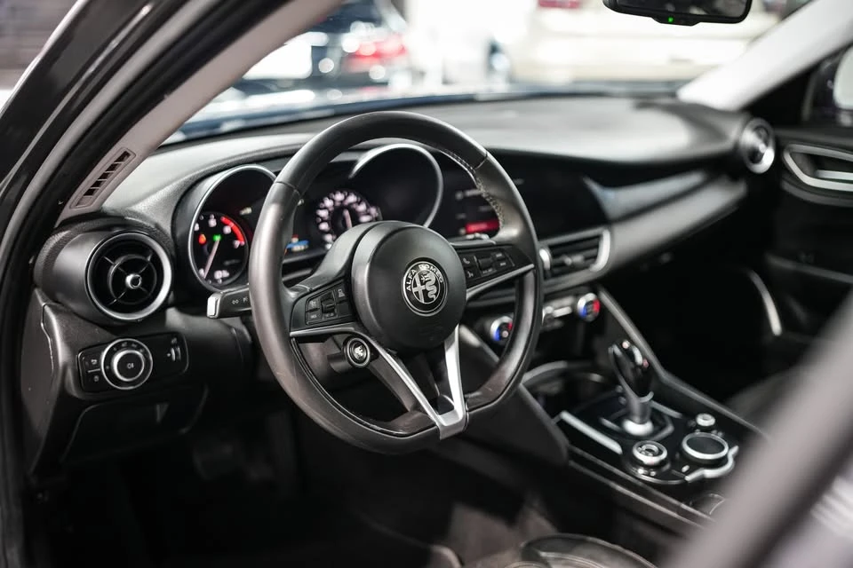 2018 Alfa Romeo Giulia - Image 11 of 18