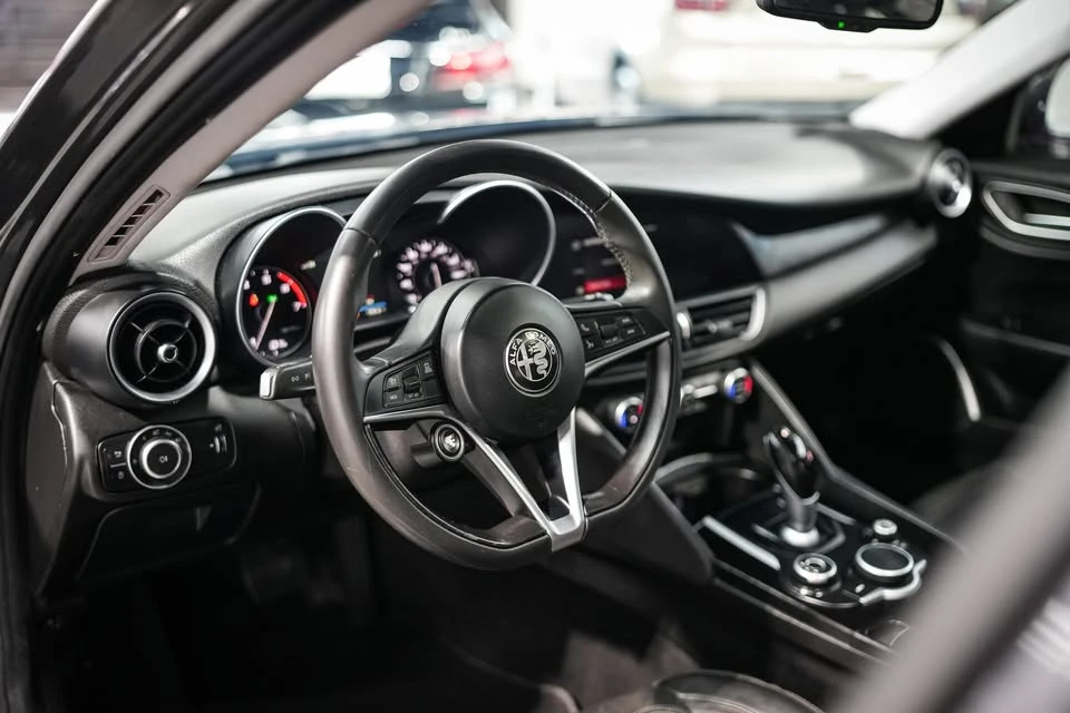 2018 Alfa Romeo Giulia - Image 11 of 18