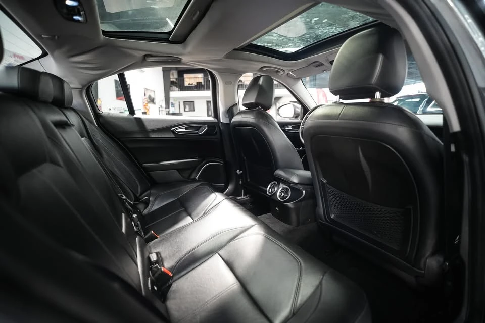 2018 Alfa Romeo Giulia - Image 18 of 18