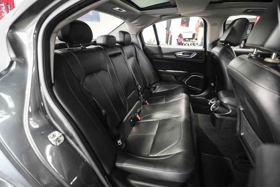 2018 Alfa Romeo Giulia - Image 17 of 18