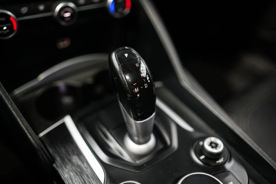 2018 Alfa Romeo Giulia - Image 14 of 18