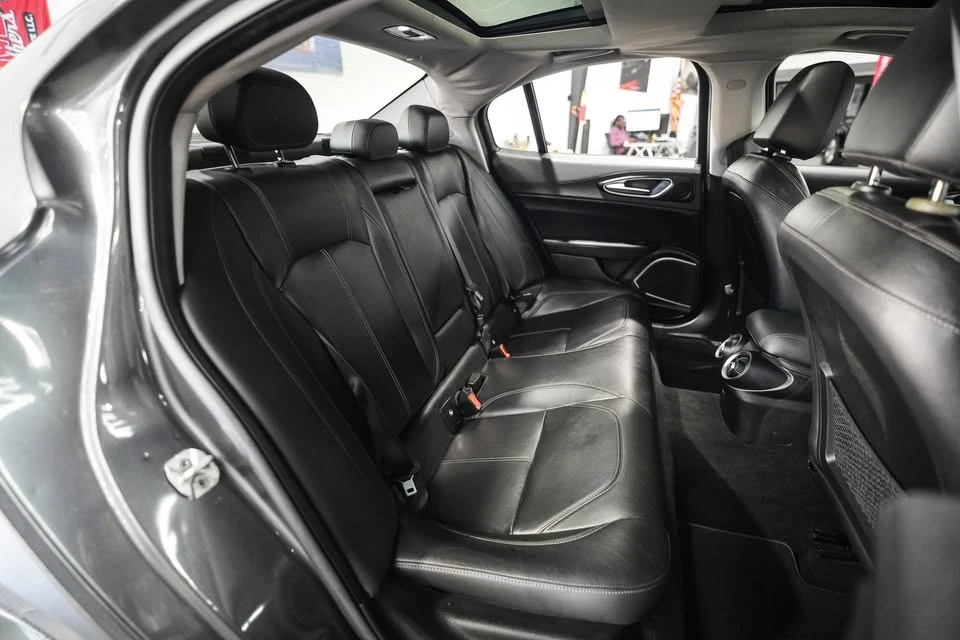 2018 Alfa Romeo Giulia - Image 17 of 18