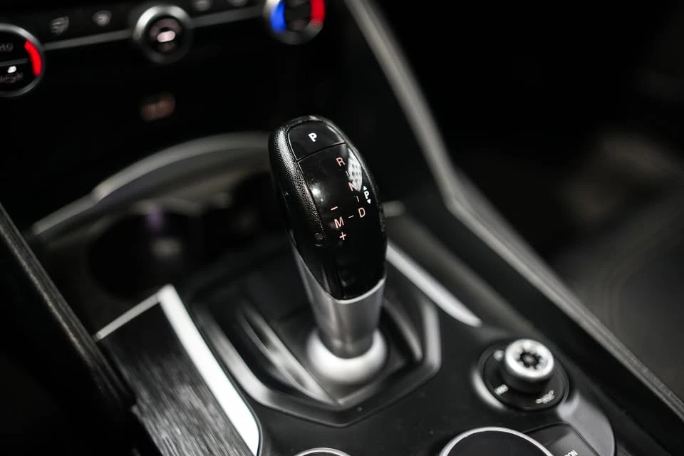 2018 Alfa Romeo Giulia - Image 14 of 18