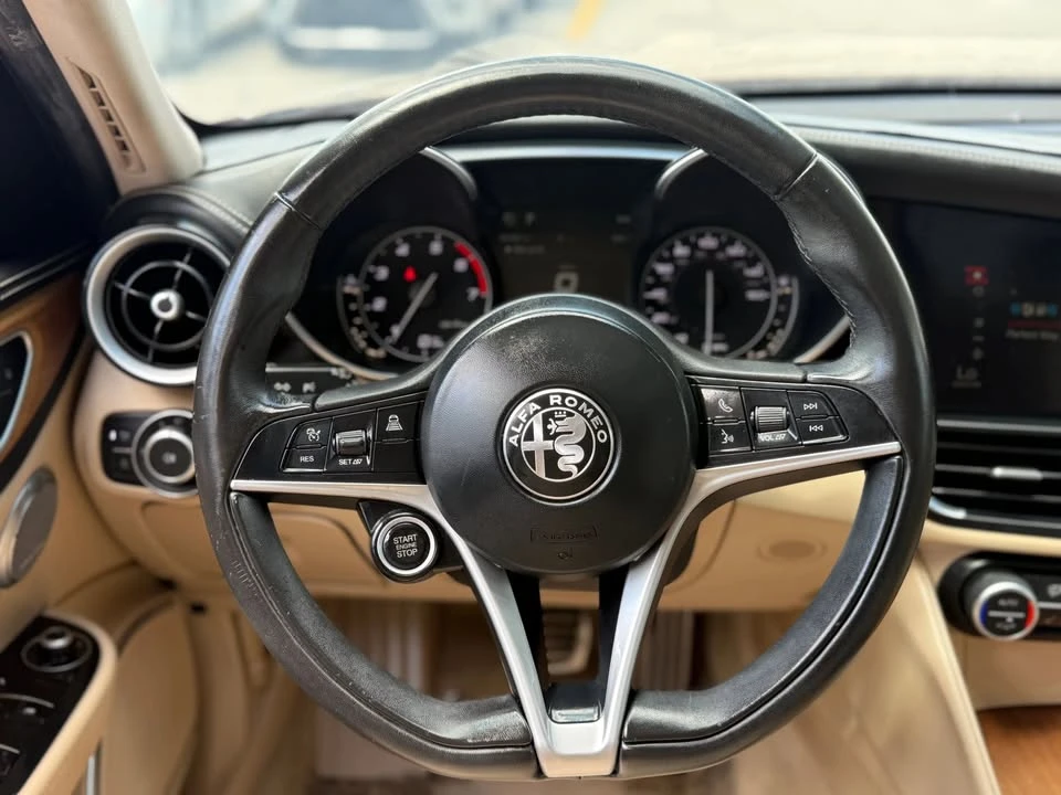 2018 Alfa Romeo Giulia - Image 14 of 20