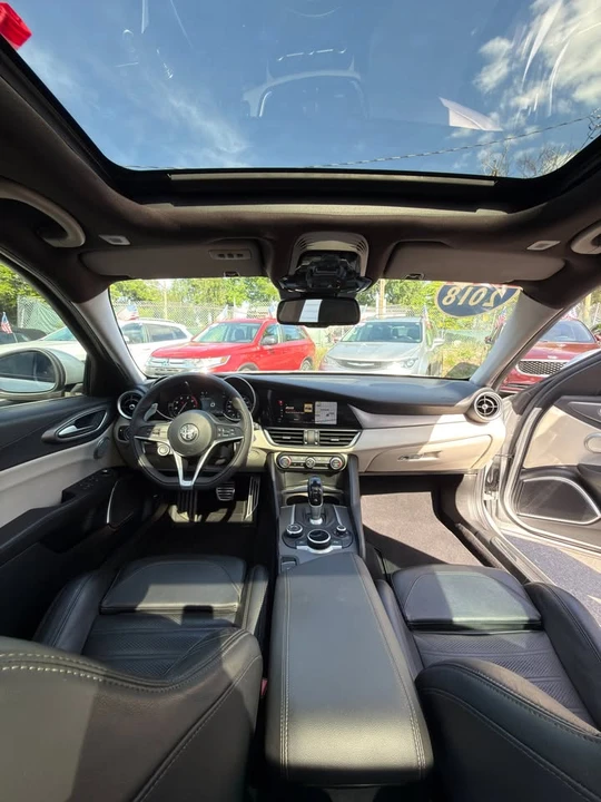 2018 Alfa Romeo Giulia - Image 16 of 20