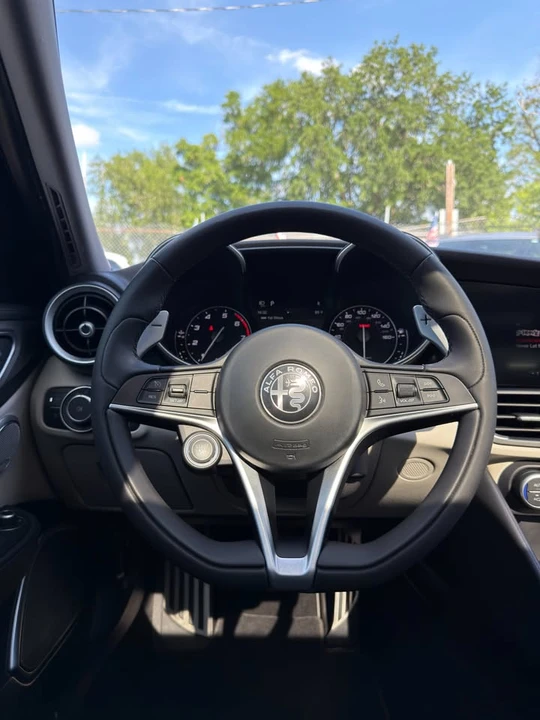 2018 Alfa Romeo Giulia - Image 11 of 20