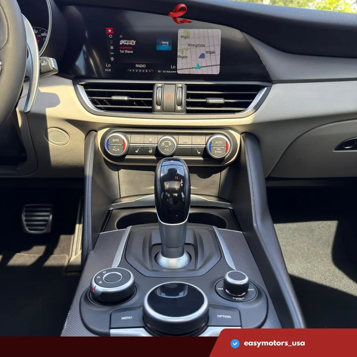 2018 Alfa Romeo Giulia - Image 14 of 18
