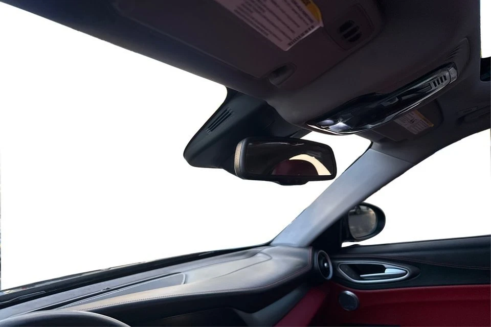 2018 Alfa Romeo Giulia - Image 15 of 20