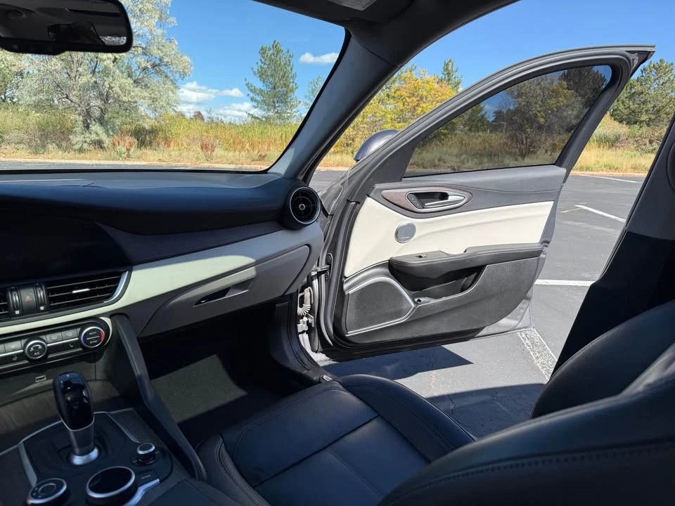 2018 Alfa Romeo Giulia - Image 14 of 20