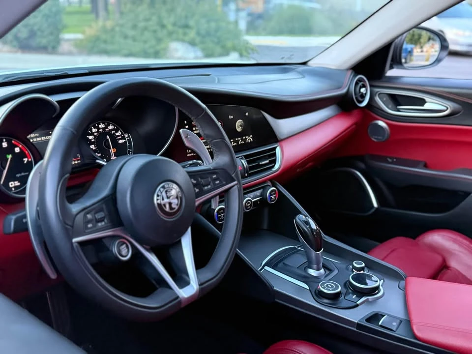2018 Alfa Romeo Giulia - Image 13 of 16