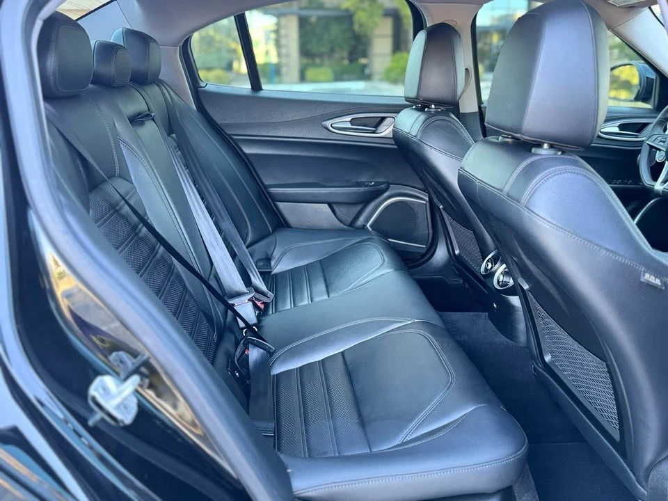 2018 Alfa Romeo Giulia - Image 16 of 20