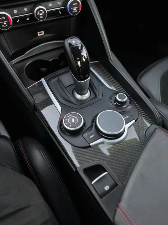 2018 Alfa Romeo Giulia - Image 12 of 19