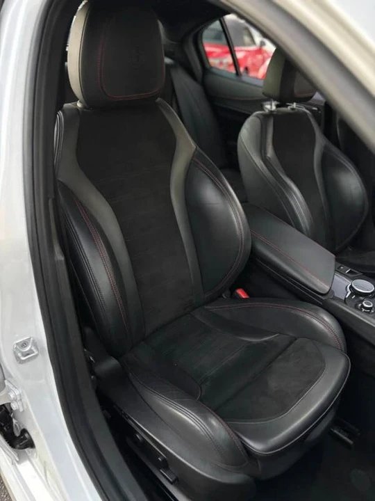 2018 Alfa Romeo Giulia - Image 16 of 19
