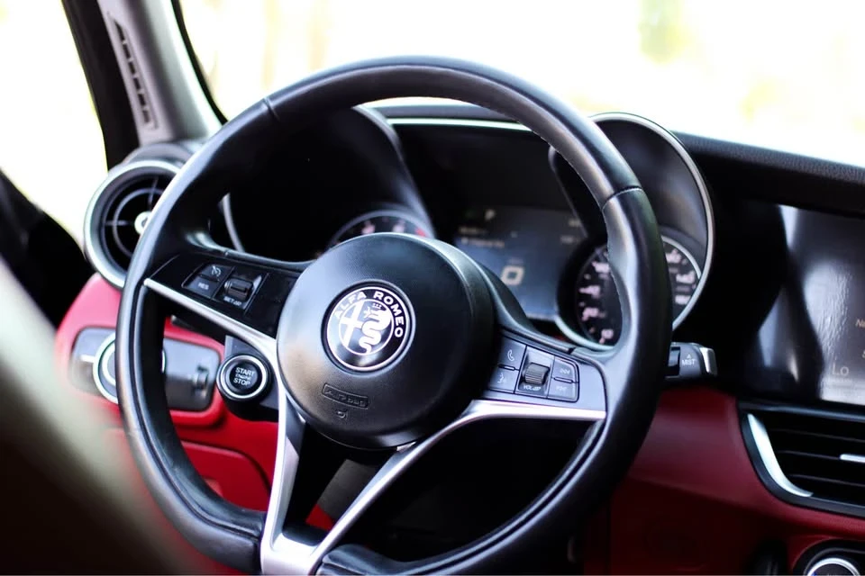 2018 Alfa Romeo Giulia - Image 14 of 19