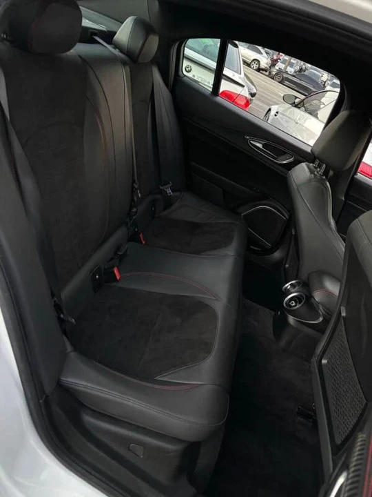 2018 Alfa Romeo Giulia - Image 17 of 19