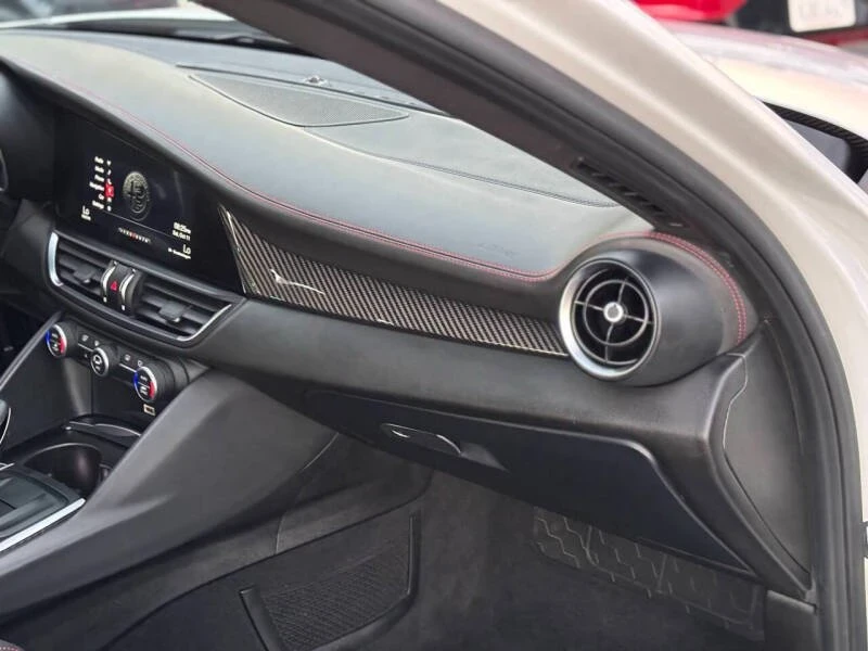 2018 Alfa Romeo Giulia - Image 15 of 19