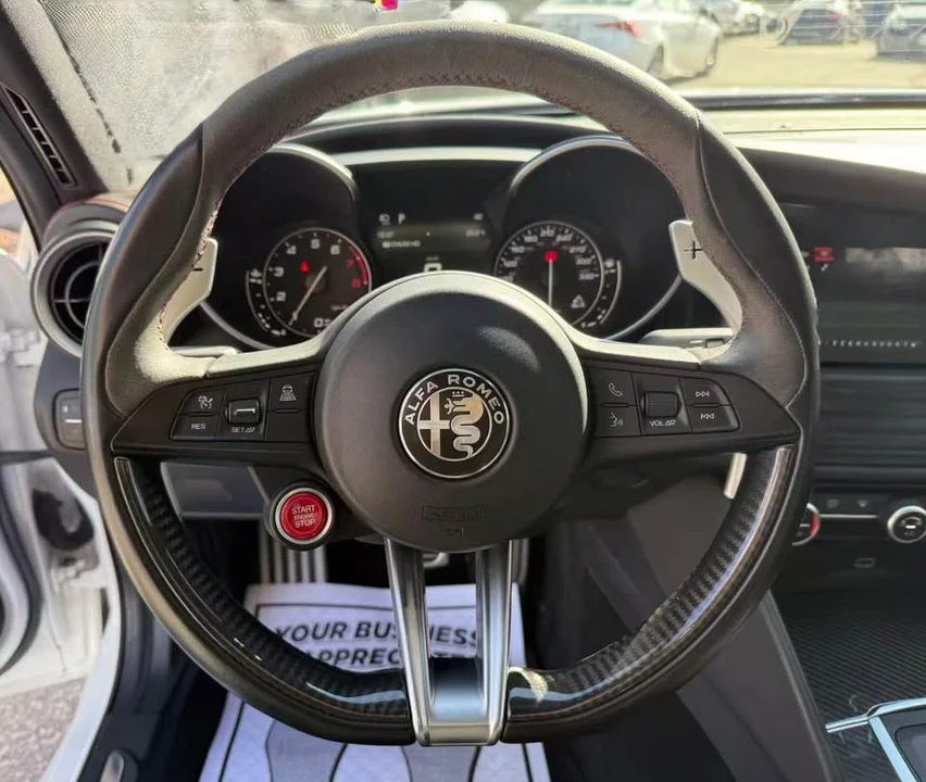 2018 Alfa Romeo Giulia - Image 11 of 12