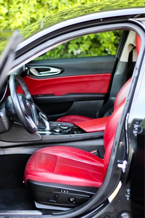 2018 Alfa Romeo Giulia - Image 15 of 19
