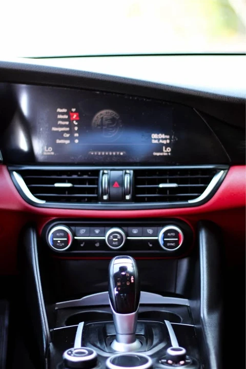2018 Alfa Romeo Giulia - Image 13 of 19