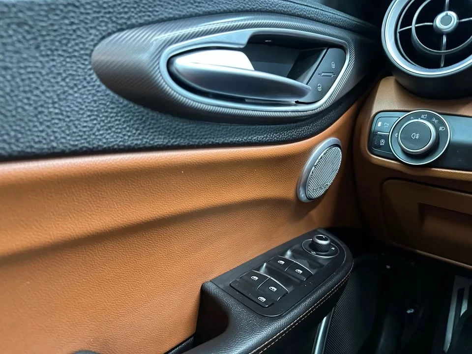 2018 Alfa Romeo Giulia - Image 18 of 19