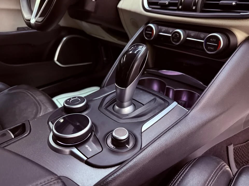 2018 Alfa Romeo Giulia - Image 8 of 15