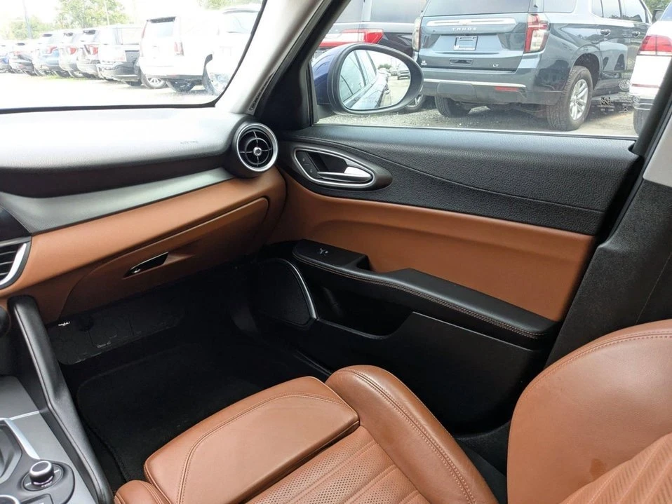 2018 Alfa Romeo Giulia - Image 16 of 20