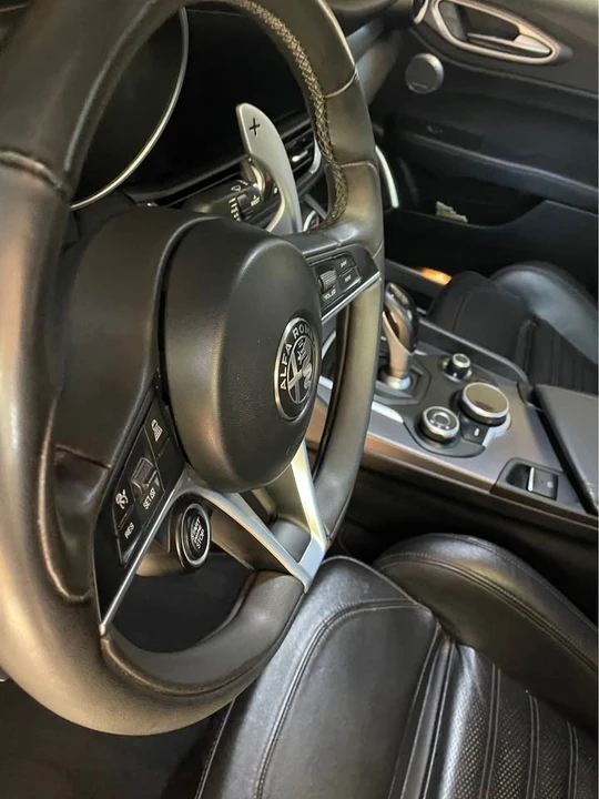 2018 Alfa Romeo Giulia - Image 13 of 18