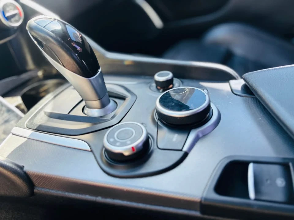2018 Alfa Romeo Giulia - Image 5 of 11