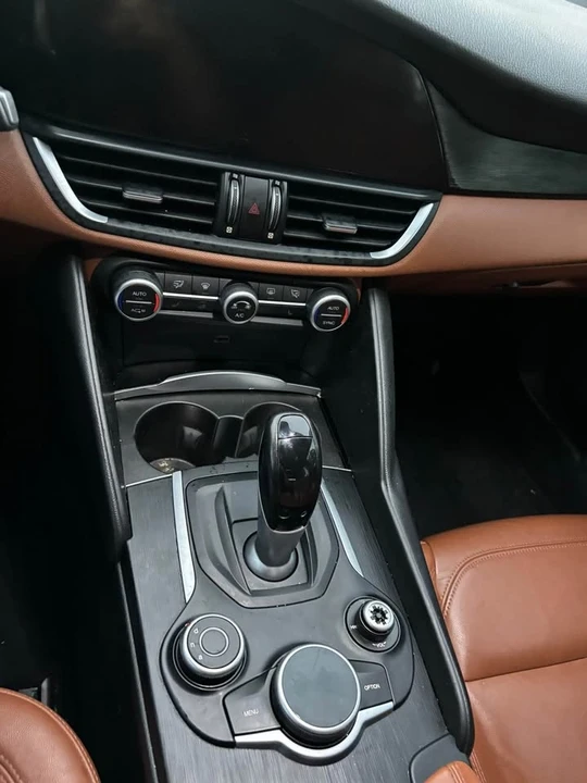 2018 Alfa Romeo Giulia - Image 14 of 15