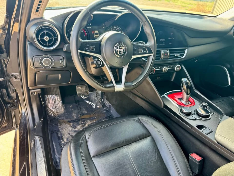 2018 Alfa Romeo Giulia - Image 14 of 15