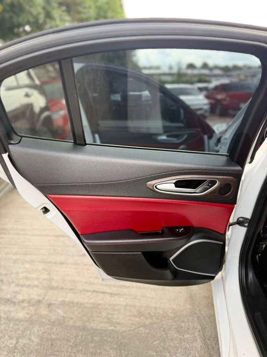2018 Alfa Romeo Giulia - Image 13 of 17