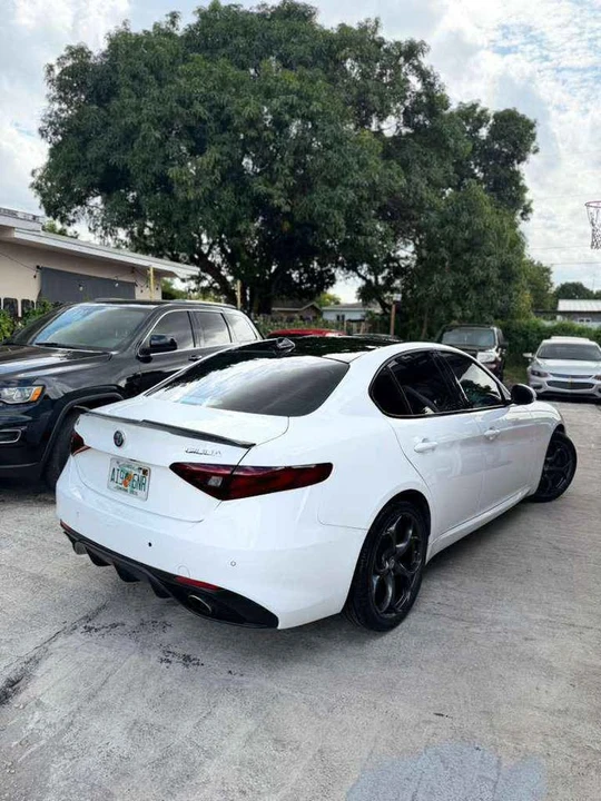 2018 Alfa Romeo Giulia - Image 10 of 17