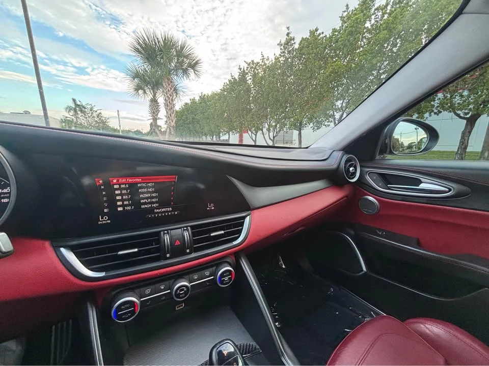 2018 Alfa Romeo Giulia - Image 10 of 17
