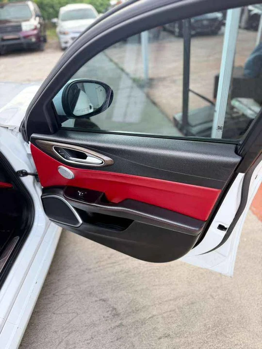 2018 Alfa Romeo Giulia - Image 11 of 17