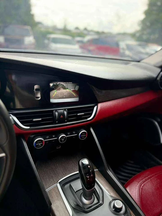2018 Alfa Romeo Giulia - Image 12 of 17