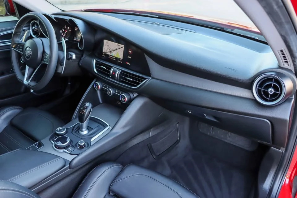 2018 Alfa Romeo Giulia - Image 11 of 20