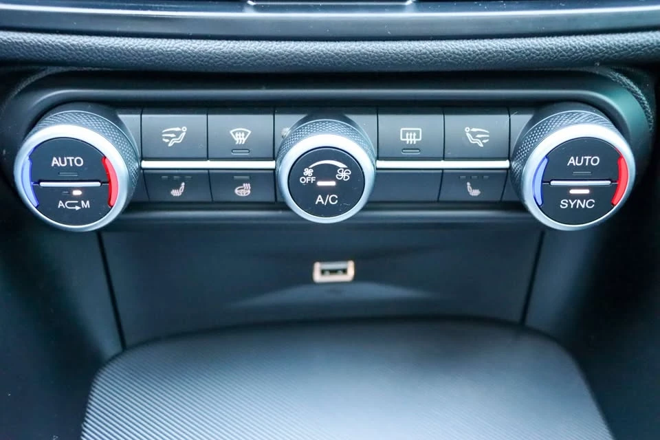 2018 Alfa Romeo Giulia - Image 17 of 20