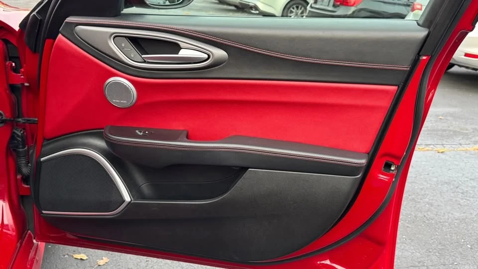 2018 Alfa Romeo Giulia - Image 13 of 19