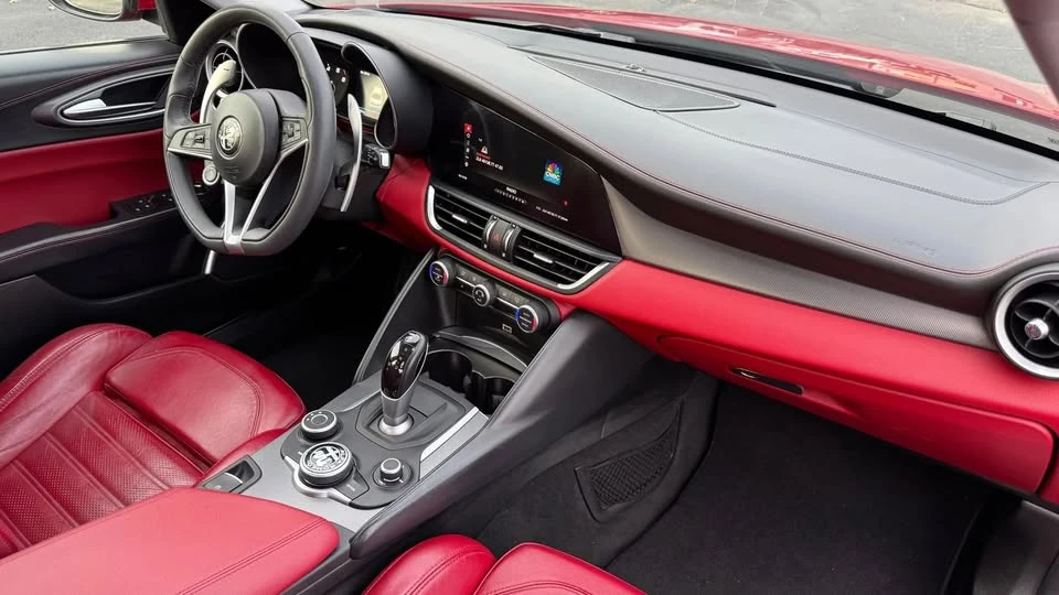 2018 Alfa Romeo Giulia - Image 19 of 20
