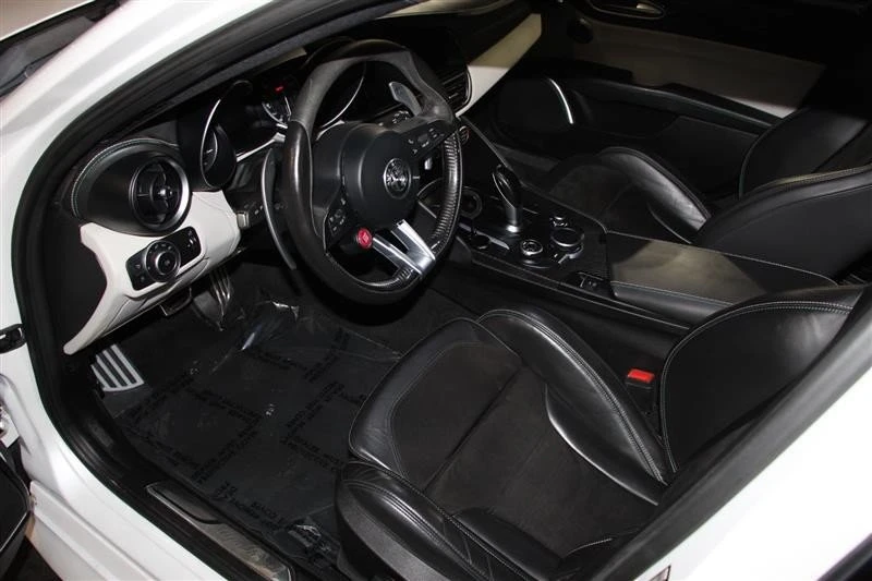 2018 Alfa Romeo Giulia - Image 15 of 17