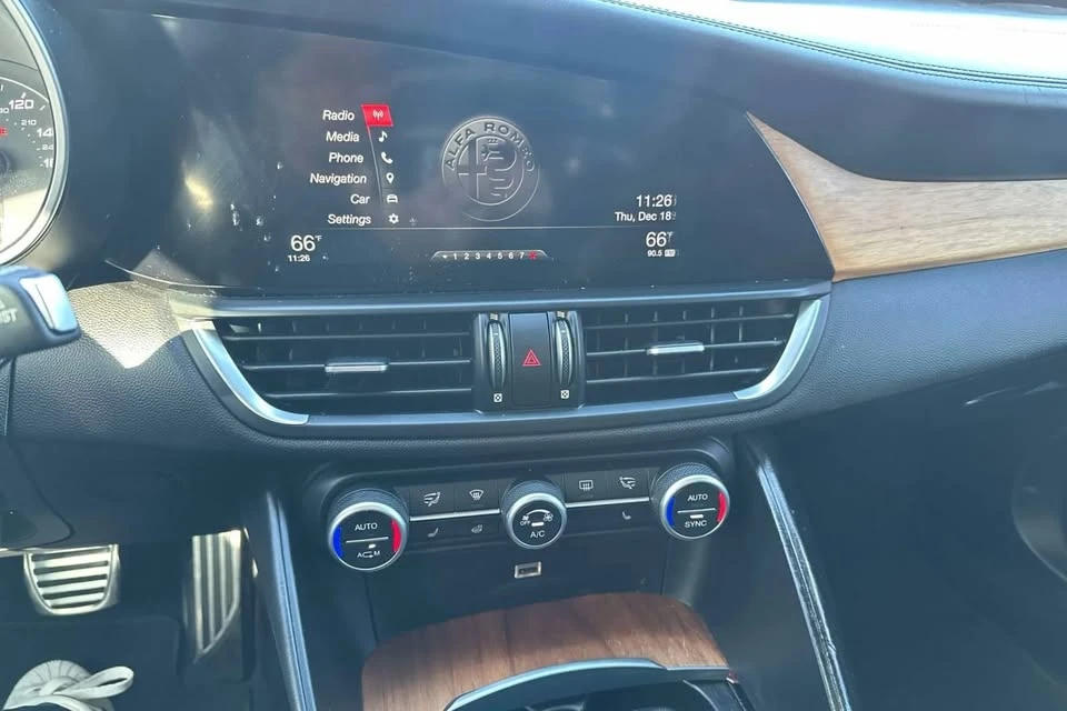 2018 Alfa Romeo Giulia - Image 17 of 19