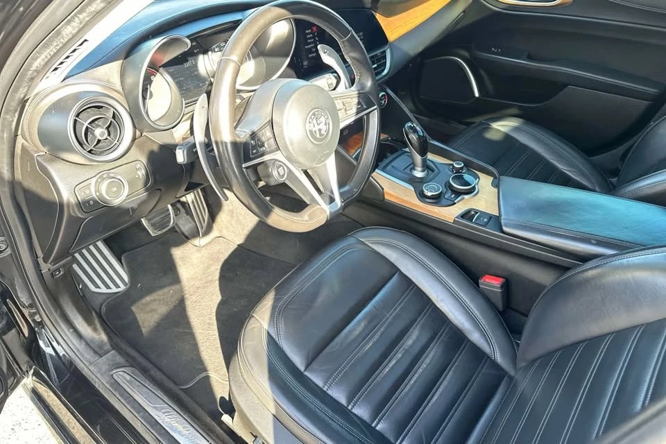 2018 Alfa Romeo Giulia - Image 11 of 19