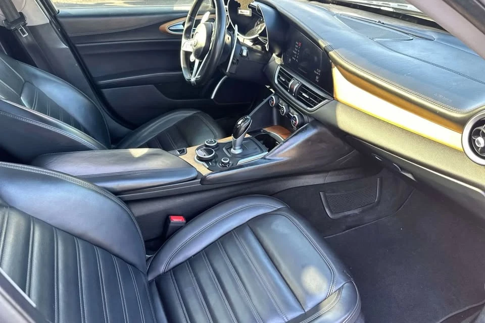 2018 Alfa Romeo Giulia - Image 16 of 19
