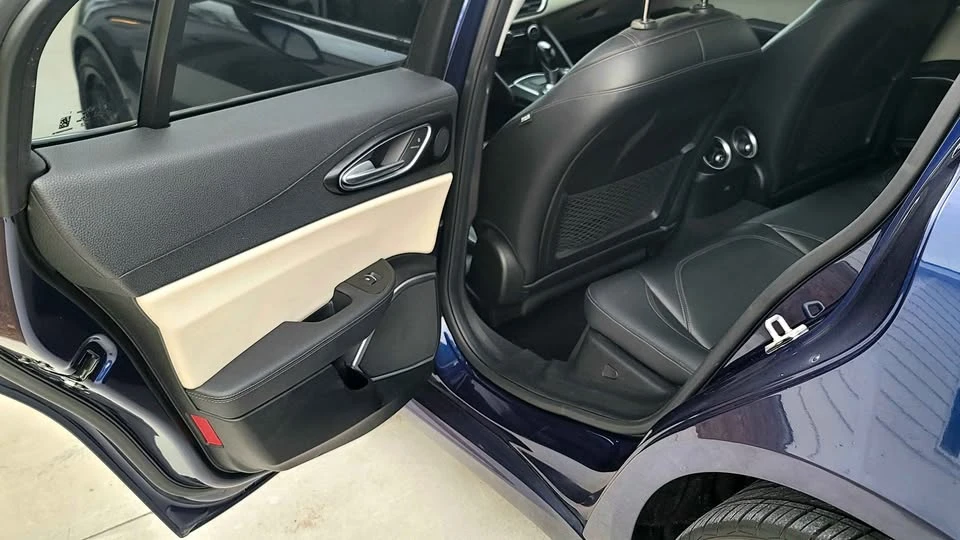 2018 Alfa Romeo Giulia - Image 12 of 20