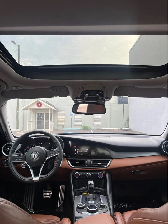 2018 Alfa Romeo Giulia - Image 10 of 15