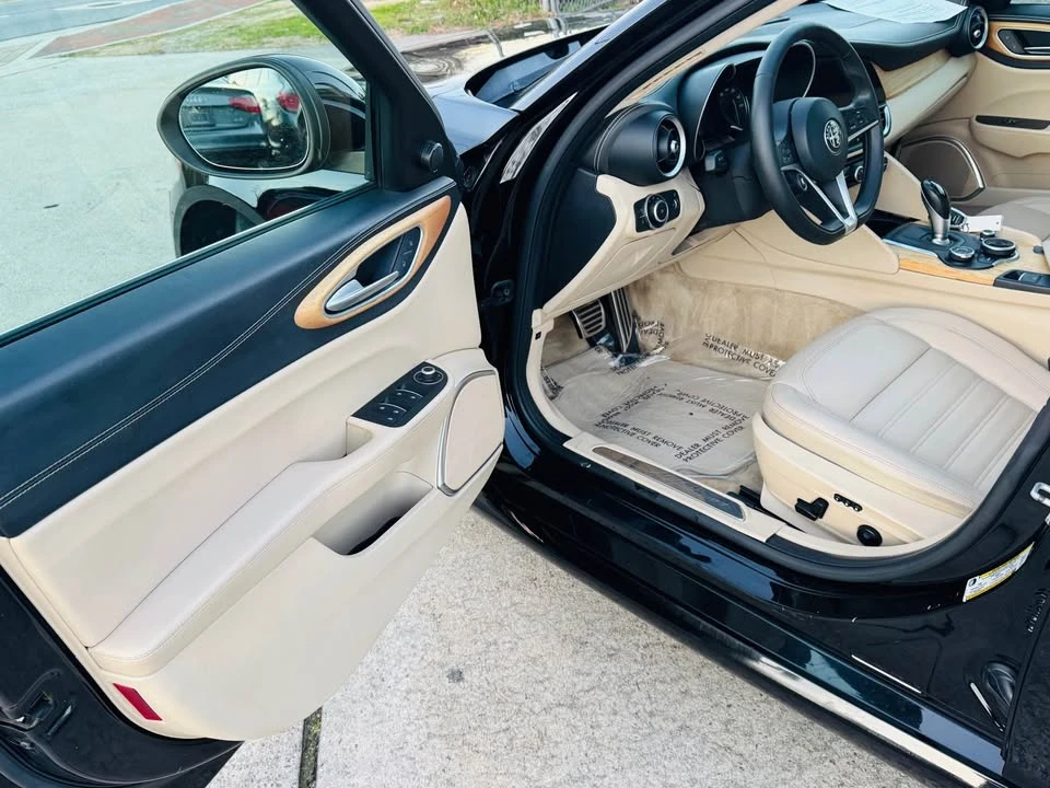 2018 Alfa Romeo Giulia - Image 11 of 20